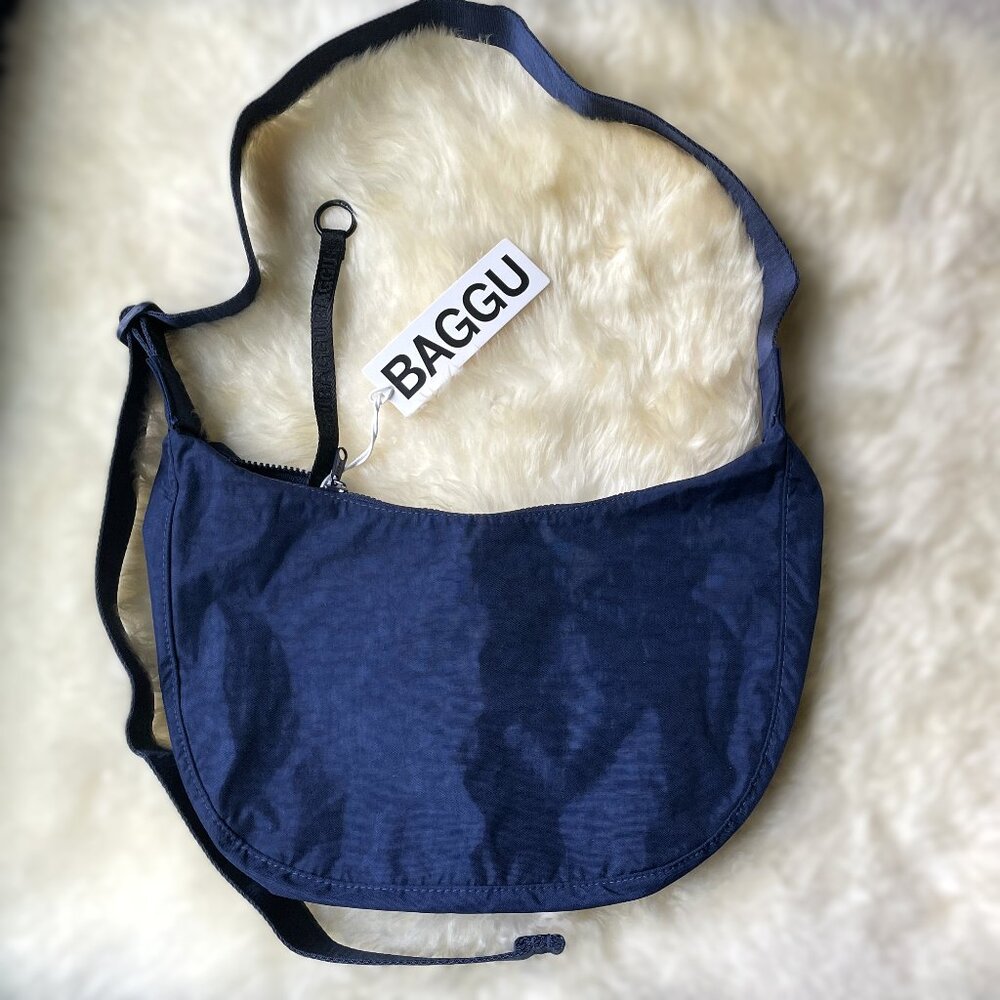 NWT Baggu Medium Crescent Bag - Navy (w/ Key Leash, 2025 version)